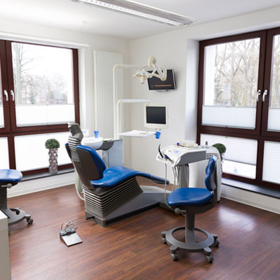Behandlungsraum mit Monitor– Zahnarztpraxis Grychtol – Ihr Zahnärzte in der Ostenallee 80 in Hamm.